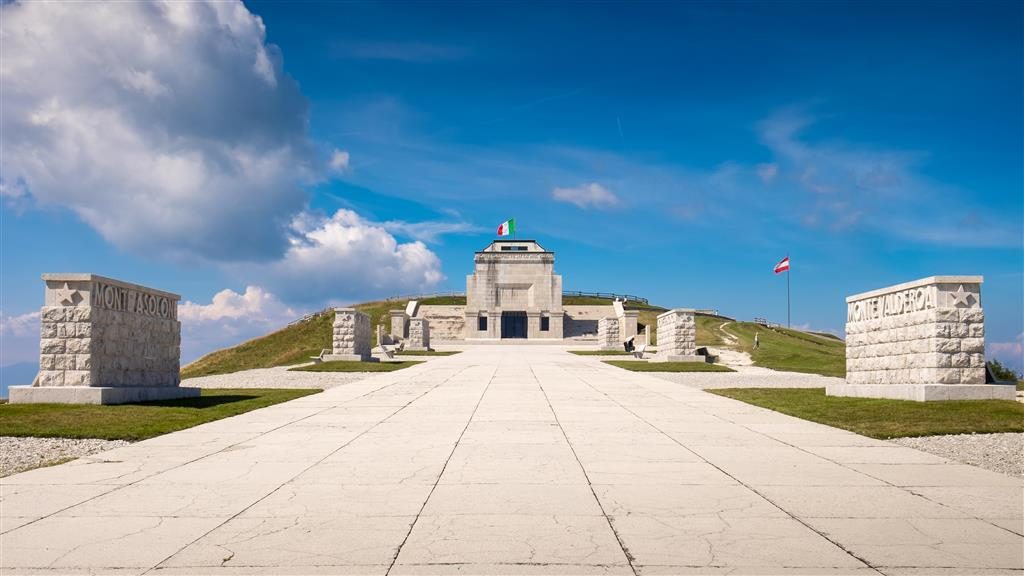 Památník na Monte Grappa připomíná těžké boje známé pod souhrnným názvem bitva na Piavě