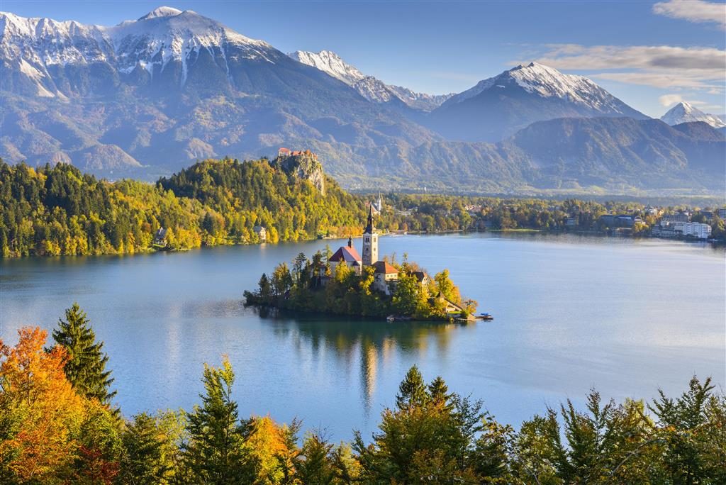 Od Bledského jezera se vám otevře překrásný panoramatický výhled na okolní celoročně zasněžené hory