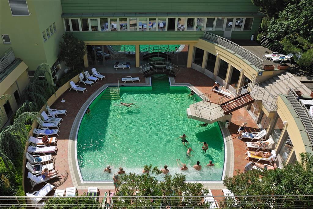 Hosté ubytováni ve ville Park mohou využívat bazény vedlejšího hotelu Svoboda