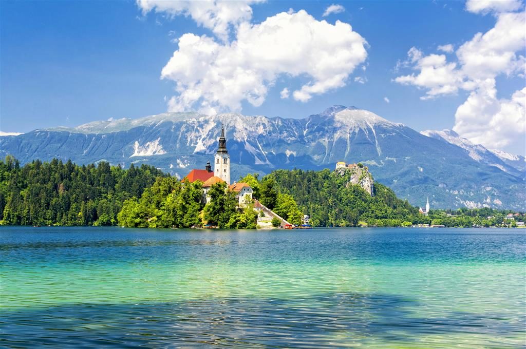 Od Bledského jezera se vám otevře překrásný panoramatický výhled na okolní celoročně zasněžené hory