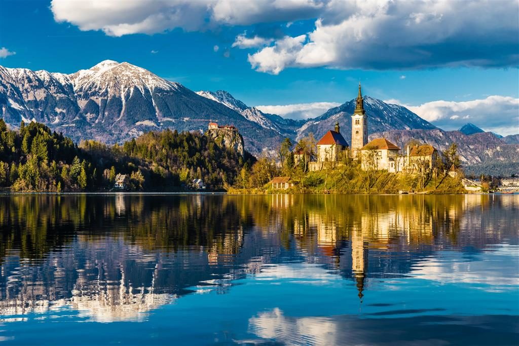 Jezero Bled je ledovcové jezero v Julských Alpách v severozápadním Slovinsku.